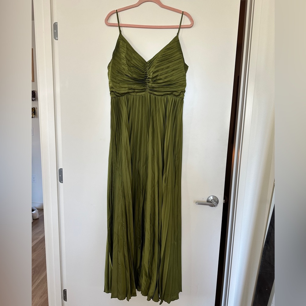 🫒Petal & Pup Naira Olive Maxi Dress - Picture 5 of 9